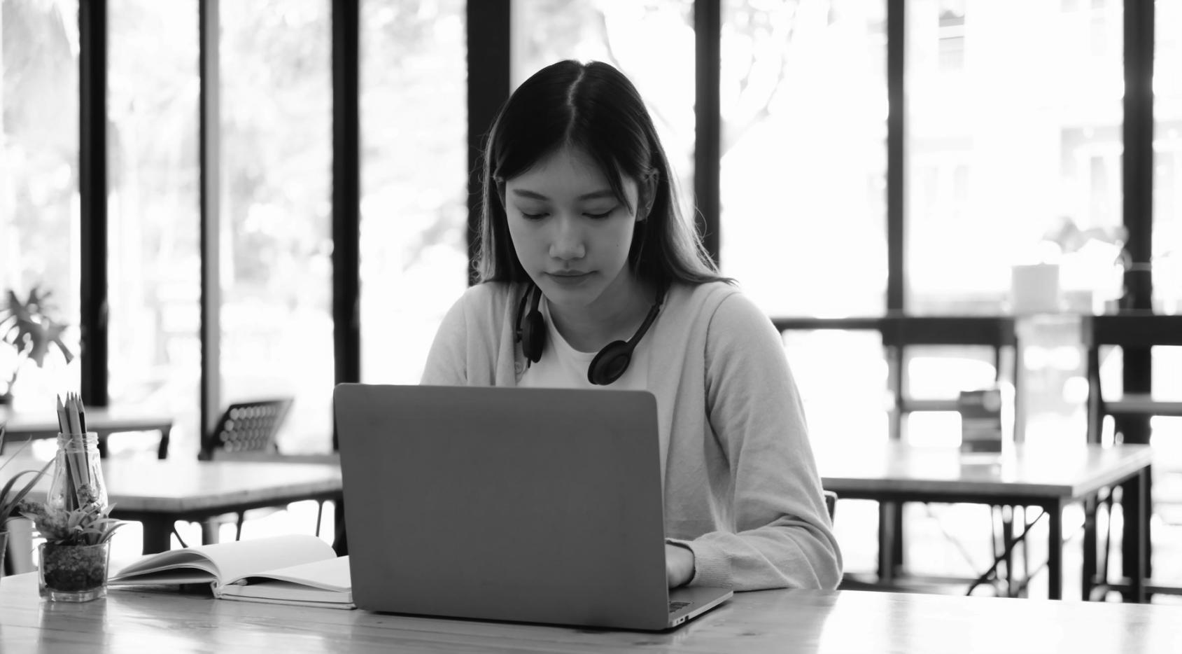 Detaillierte Finanzdatenanalyse mit mehreren Monitoren