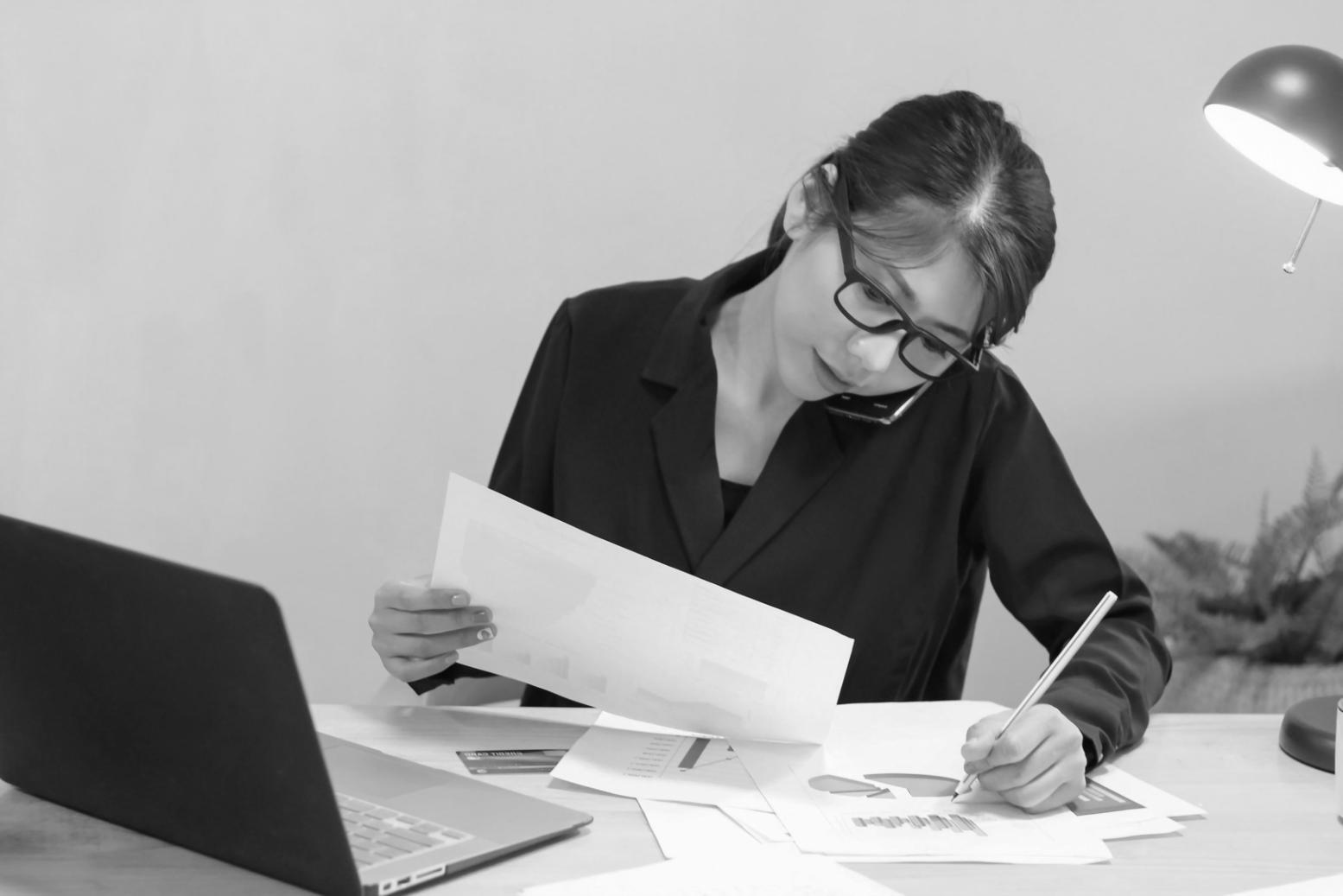 Geschäftsbesprechung mit Finanzberichten und Laptops