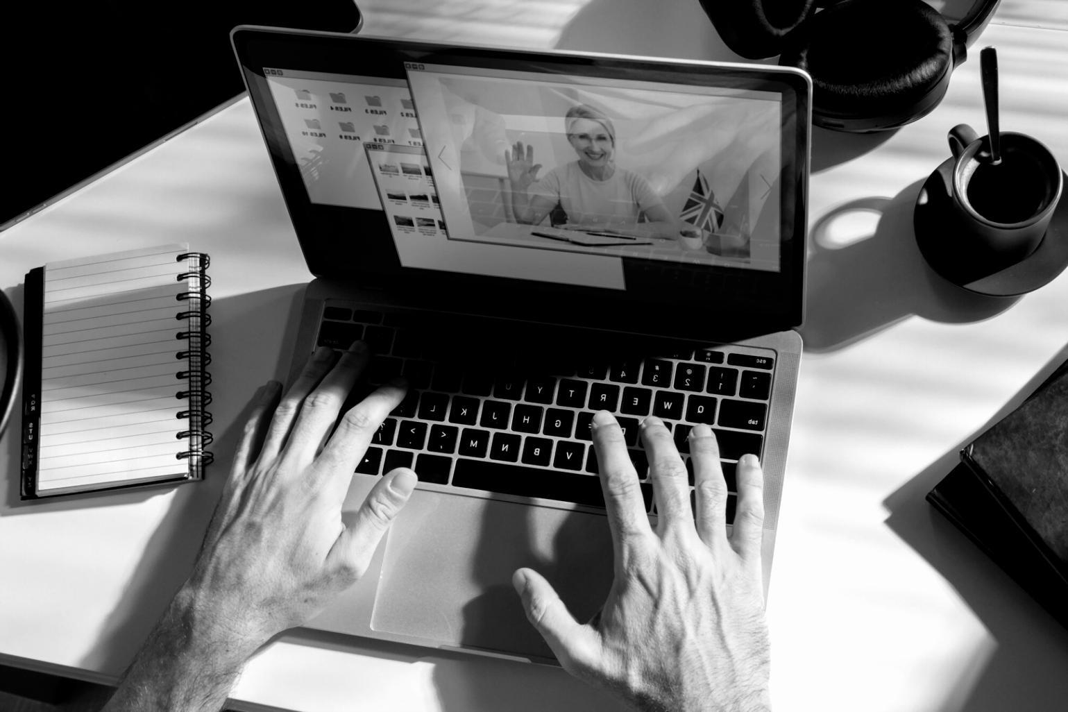 Finanzanalyst arbeitet mit komplexen Tabellenkalkulationen und Geschäftsdaten