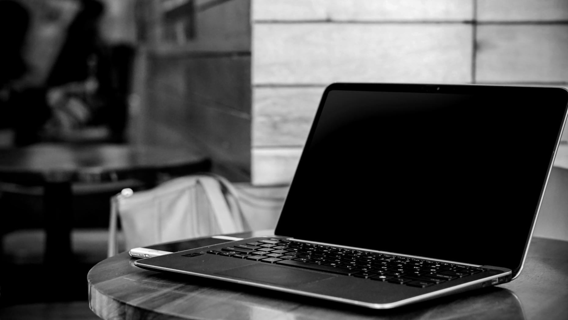 Modernes Büro mit Arbeitsplätzen für Finanzmodellierung und Beratung in München