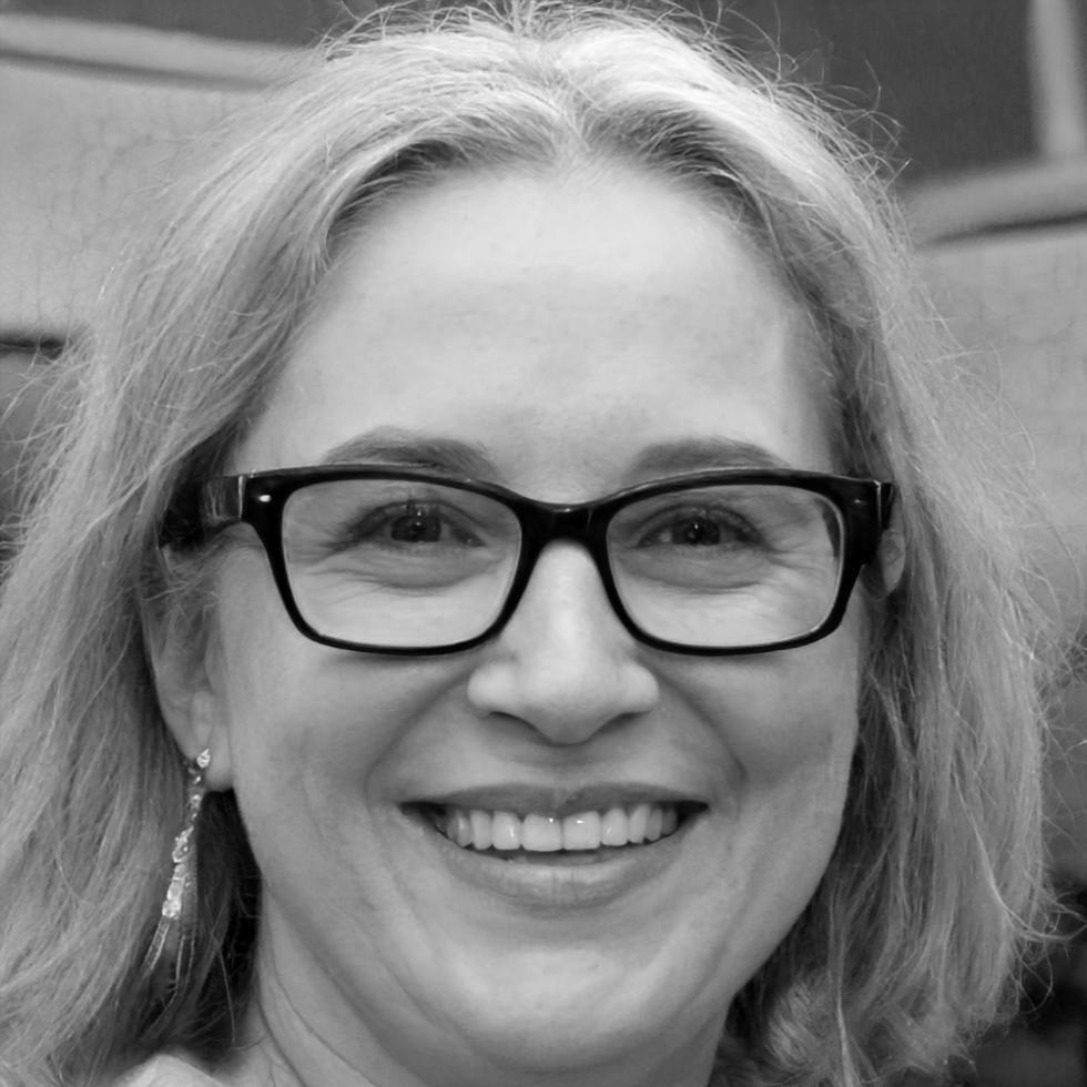 Finanzanalystin bei der Datenauswertung